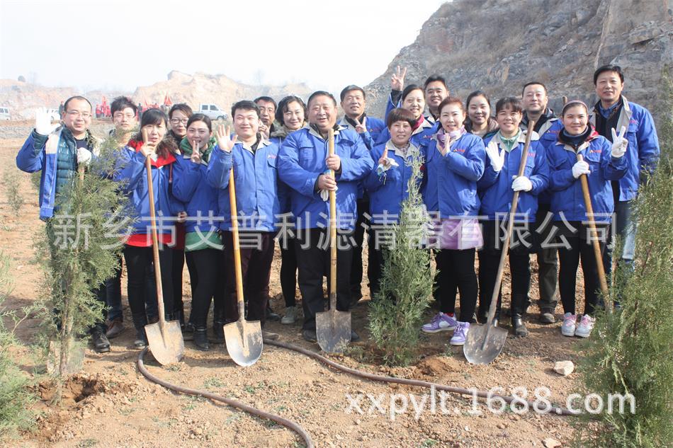 艾普利鳳凰山植樹(shù)，為美麗新鄉(xiāng)添新綠(圖1)